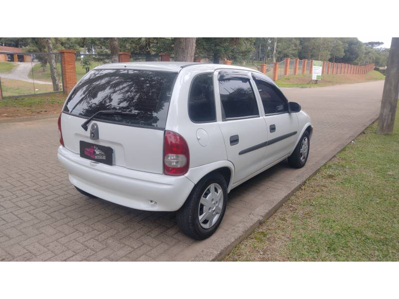 CHEVROLET - CORSA - 2000/2001 - Branca - R$ 16.900,00