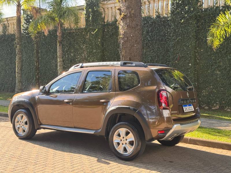 RENAULT - DUSTER - 2015/2016 - Marrom - R$ 61.900,00
