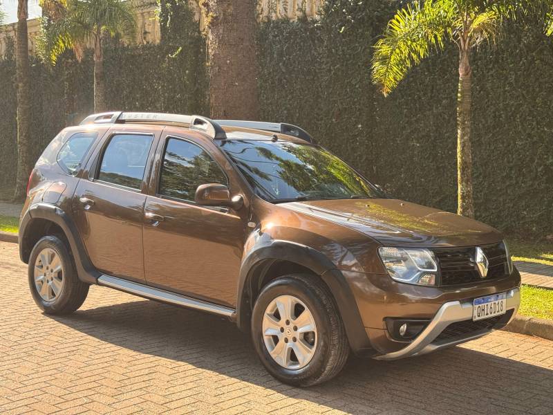 RENAULT - DUSTER - 2015/2016 - Marrom - R$ 61.900,00