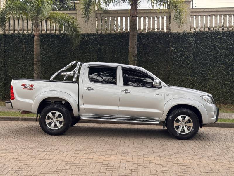 TOYOTA - HILUX - 2008/2009 - Prata - R$ 85.900,00